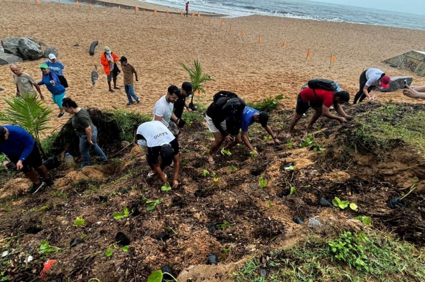 Autarquia faz mutirão de limpeza na foz do Riacho Jacarecica