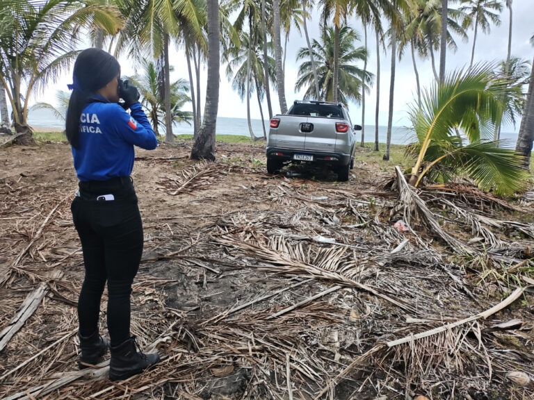 Polícia Científica faz nova perícia em carro de dono de restaurante morto em Riacho Doce