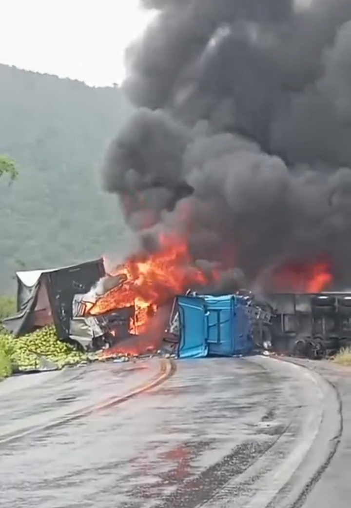 Colisão entre carretas interdita a BR-101 em Joaquim Gomes