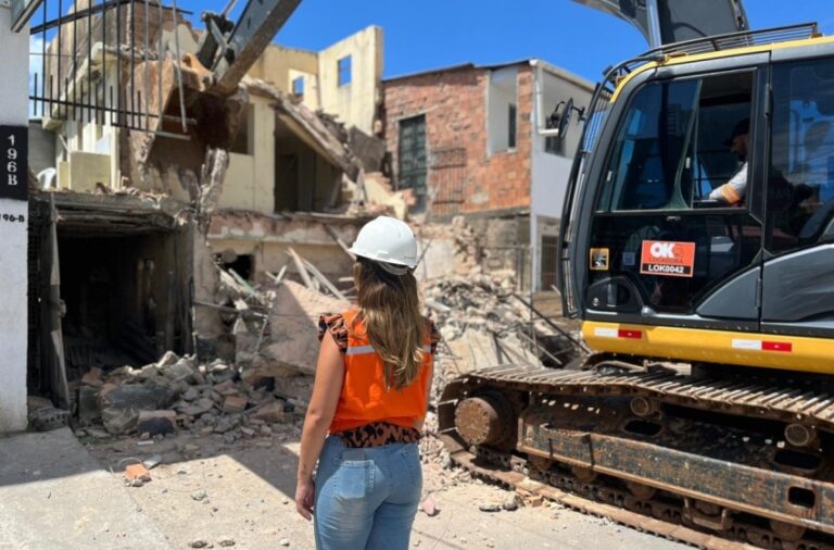 Imóvel de dois pavimentos é demolido em Maceió por risco de colapso