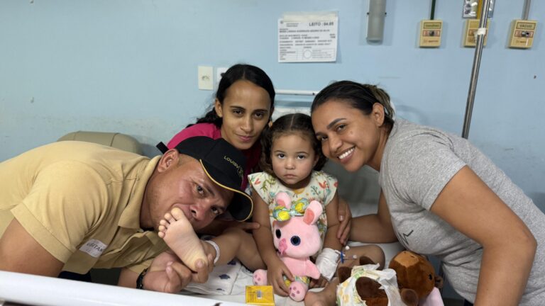 Criança sobrevivente de capotamento de ônibus com romeiros recebe alta do HGE