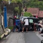 Carro capota na Ladeira da Moenda, em Maceió