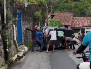Carro capota na Ladeira da Moenda, em Maceió