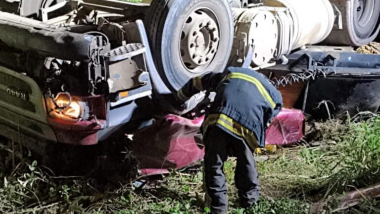 Homem morre após tombamento de carreta em Mata Grande