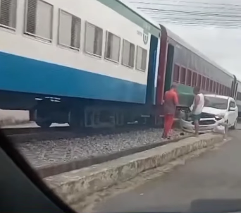 Carro colide com trem após tentar atravessar linha férrea em Rio Largo