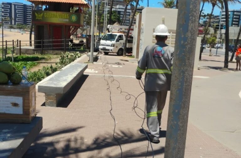 Técnicos repõem cabeamento furtado no Posto 7, na Jatiúca
