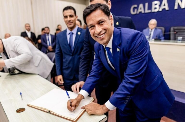 Rodrigo Cunha toma posse como novo prefeito de Maceió