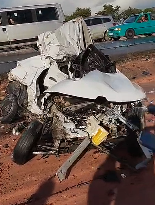 Motorista morre após carro colidir contra carreta em Marechal Deodoro