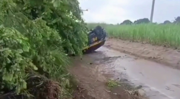 Viatura da PRF capota na BR-101 em Teotônio Vilela
