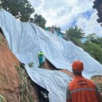 Proteção de encostas com lonas chega a 54 pontos de Maceió