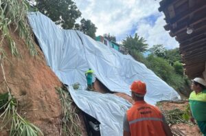 Proteção de encostas com lonas chega a 54 pontos de Maceió