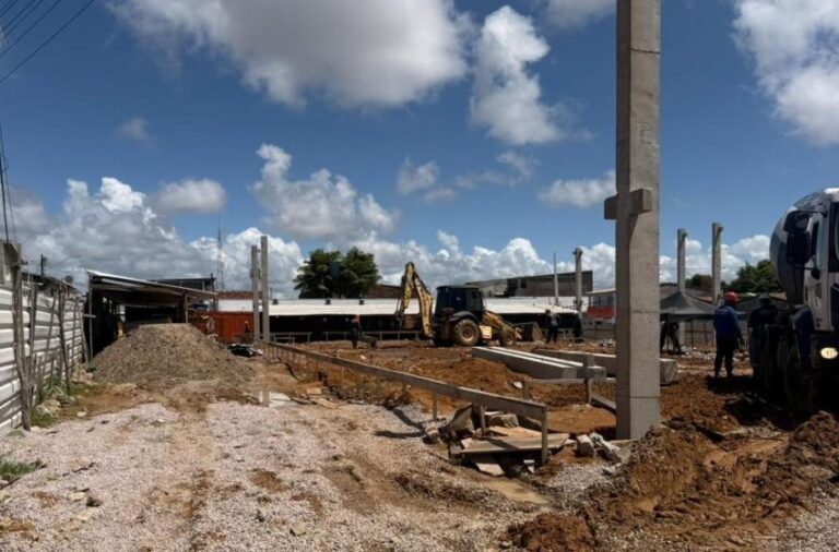 Prefeitura de Maceió inicia fixação dos pilares do novo mercado público do Jacintinho