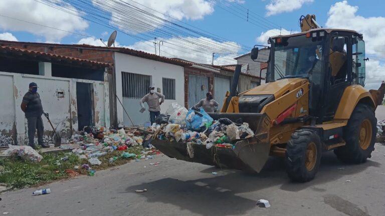 Delmiro Gouveia: acumulador compulsivo é internado e Prefeitura é obrigada a higienizar imóvel