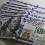 Dólar volta a R$ 5 e Ibovespa cai com tensão no Oriente Médio