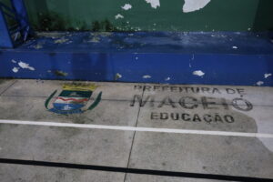 Ministério Público encontra escola suja e alunos sem transporte escolar em Maceió