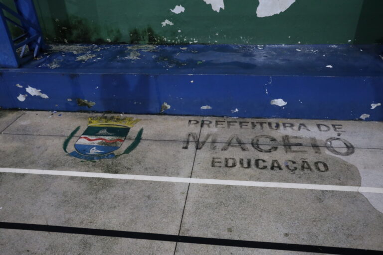 Ministério Público encontra escola suja e alunos sem transporte escolar em Maceió