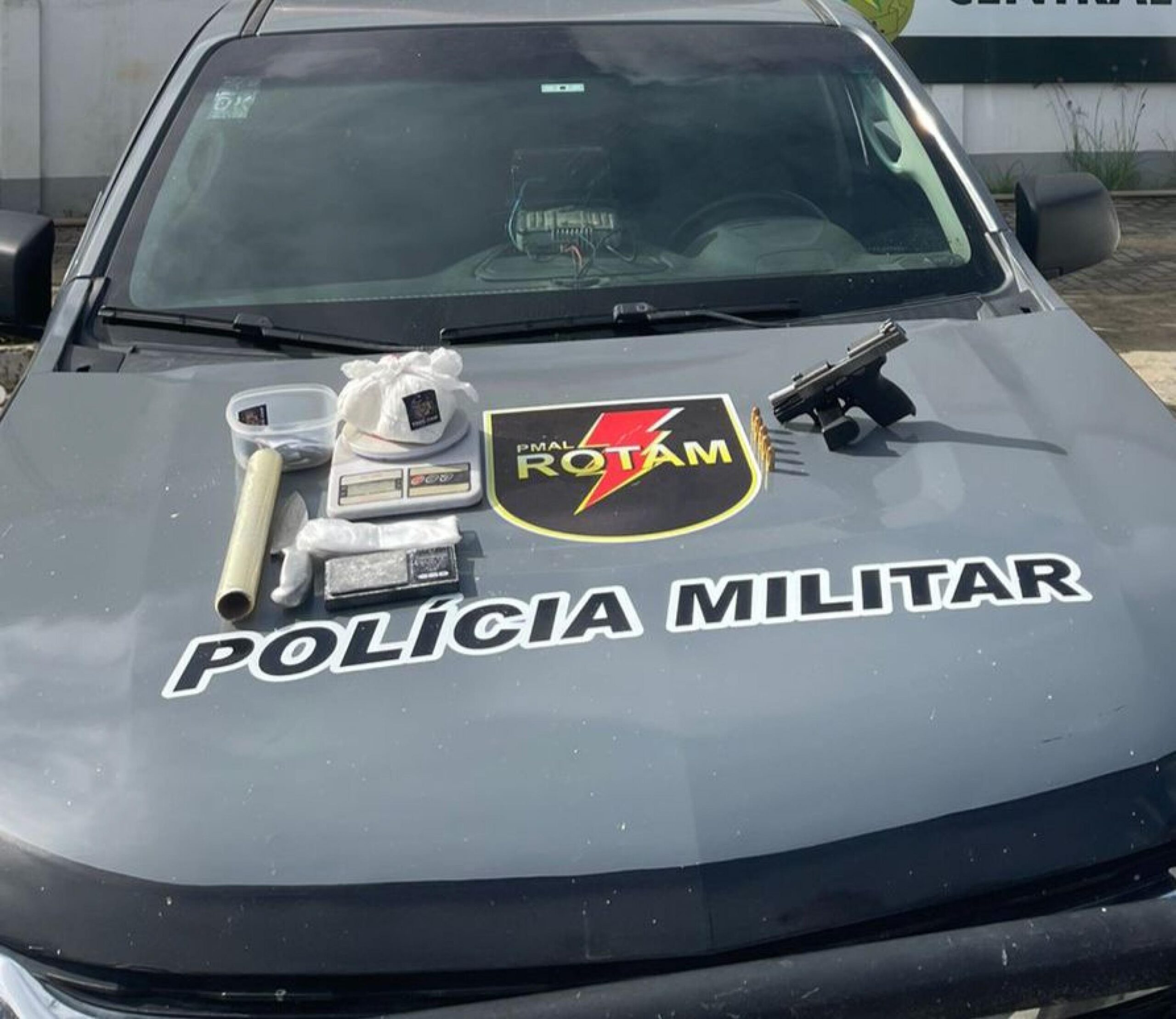 pm-prende-homem-com-cocaina-e-pistola-em-residencia-no-salvador-lyra-em-maceio