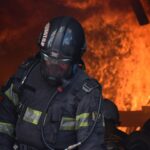 Bombeiros combatem incêndio em apartamento no Antares