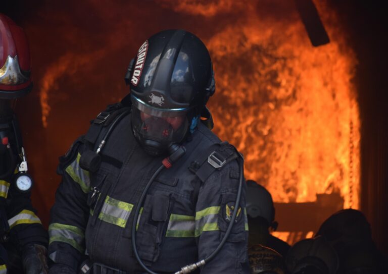 Bombeiros combatem incêndio em apartamento no Antares