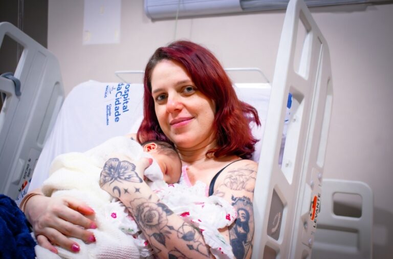 Mães internadas na maternidade do Hospital da Cidade, em Maceió, recebem homenagem