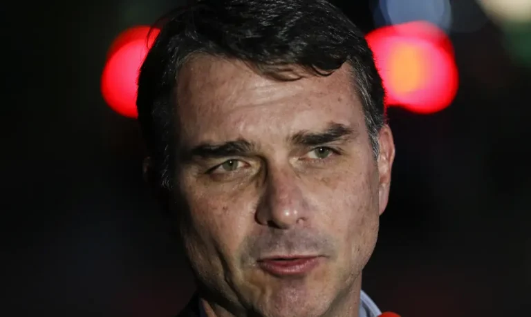 Flávio Bolsonaro admite cobrança a Vorcaro