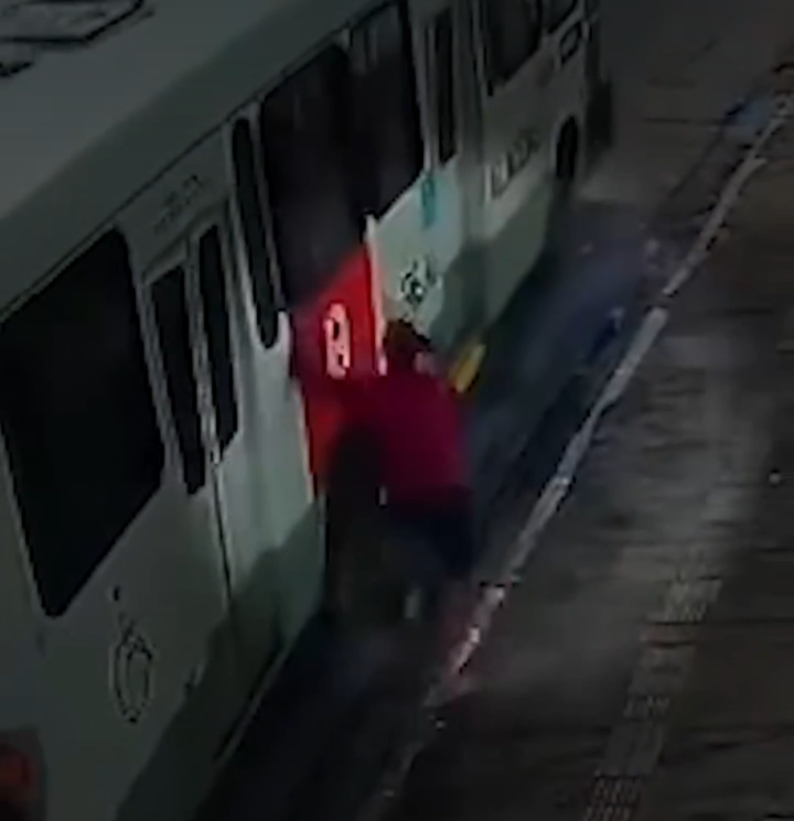 Homem pula em janela de ônibus e rouba celular de passageira no Farol