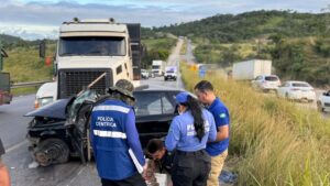 Idoso morre após colidir carro contra carreta em Pilar