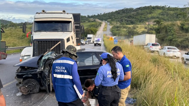 Idoso morre após colidir carro contra carreta em Pilar