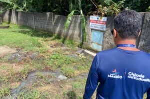 Fiscalização flagra lançamento de esgoto em riacho no Jardim Petrópolis