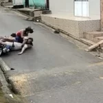 Moto com três pessoas vai ao chão e motociclista fica desacordado após acidente