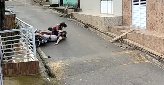 Moto com três pessoas vai ao chão e motociclista fica desacordado após acidente