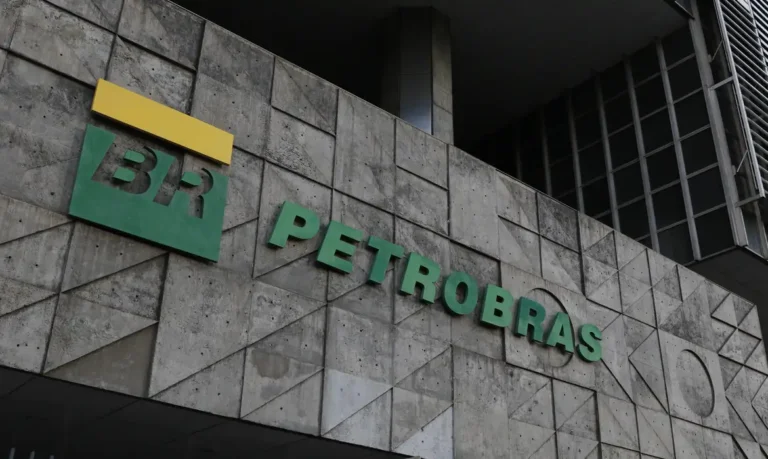 Petrobras informa que vai implementar desconto no diesel
