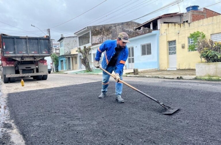 Operação Tapa-buraco recupera vias na Santa Lúcia e no Jacintinho, em Maceió