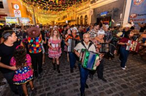 Arrasta Pé leva cultura, tradição e multidão para o bairro de Jaraguá, em Maceió
