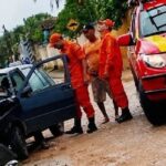 Motorista é socorrido após carro colidir contra poste em Arapiraca