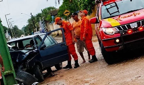 Motorista é socorrido após carro colidir contra poste em Arapiraca