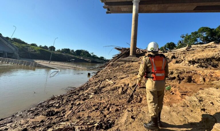 Ponte de R$ 36 milhões inaugurada há dois anos desaba e deixa quatro feridos no Acre