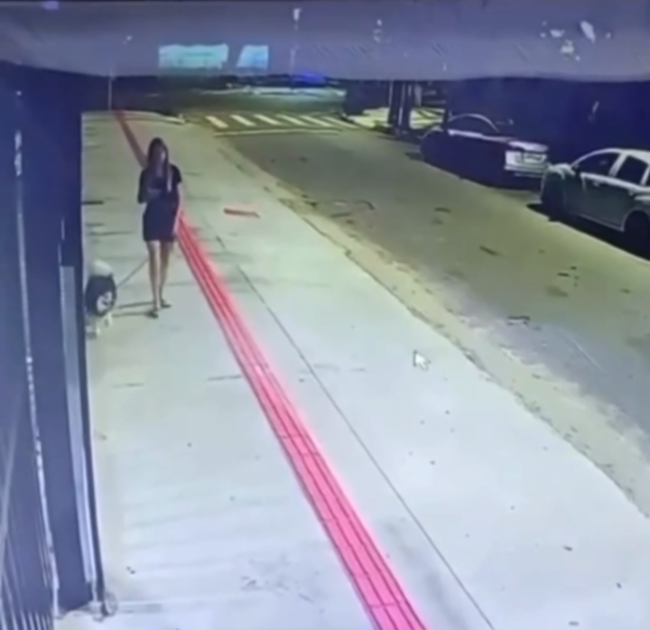 Mulher é assaltada por dupla em moto na Ponta Verde