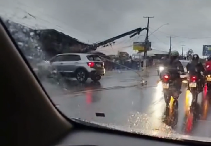 Motorista perde controle do veículo e derruba poste em Maceió