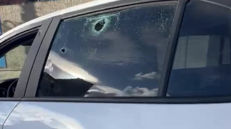 Homem fica ferido após carro ser alvejado por tiros no Tabuleiro do Martins
