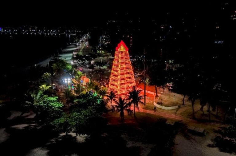 Fogueira cenográfica de 24 metros instalada na orla de Maceió se consolida como novo cartão-postal