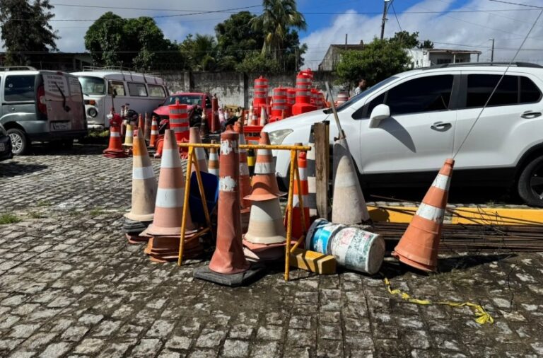 DMTT apreende cones e cavaletes utilizados indevidamente no São João em Maceió
