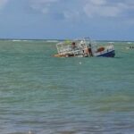 Catamarã afunda na Ponta Verde