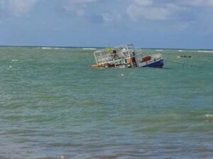 Catamarã afunda na Ponta Verde