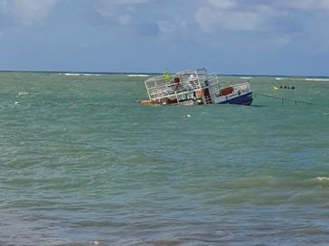 Catamarã afunda na Ponta Verde