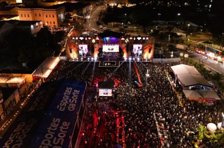 Milhares de pessoas prestigiam abertura do São João Massayó 2026 no Estacionamento de Jaraguá