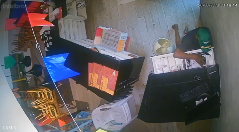 Ladrão invade pizzaria e furta celulares na Jatiúca; veja o vídeo
