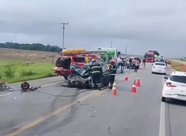 Motorista morre em colisão entre carro e caminhão em Marechal