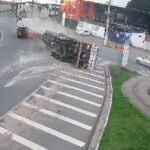 Carreta tomba e deixa trânsito lento em Maceió