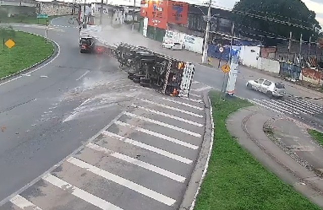 Carreta tomba e deixa trânsito lento em Maceió